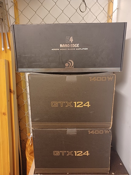 Massive audio 12" Bassot ja vahvistin
