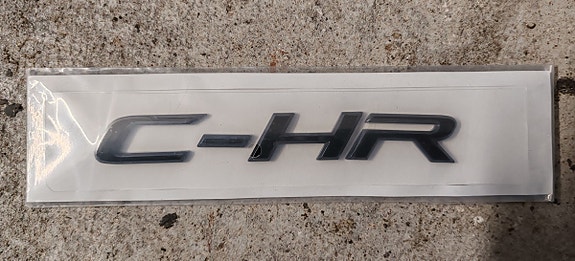 Uusi Toyota C-HR musta merkki