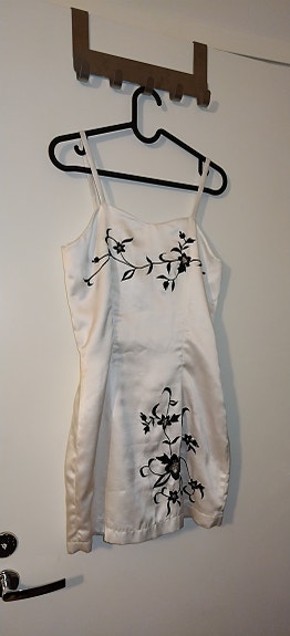 Lyhyt valkoinen cocktailmekko