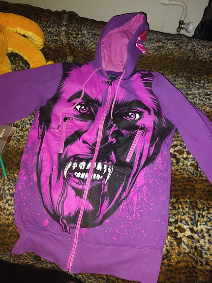 Iron Fistin vampyyrikuviollinen huppari