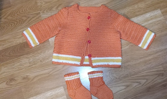 Nostalginen oranssi vauvan neuletakki ja villasukat (koko n. 62)