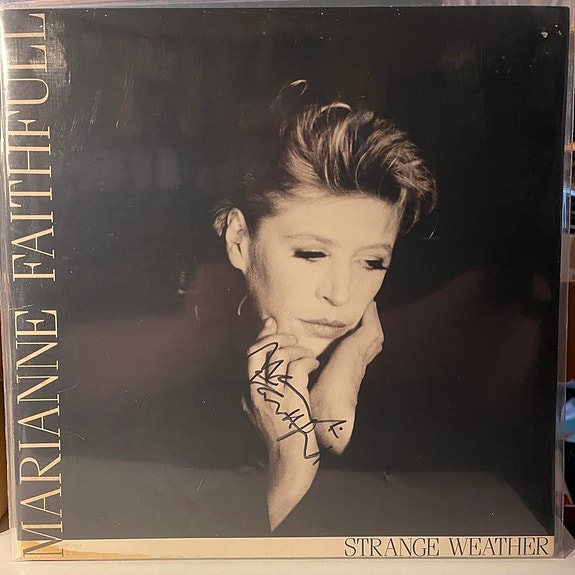 Marianne Faithfull – Strange Weather (nimikirjoitus)