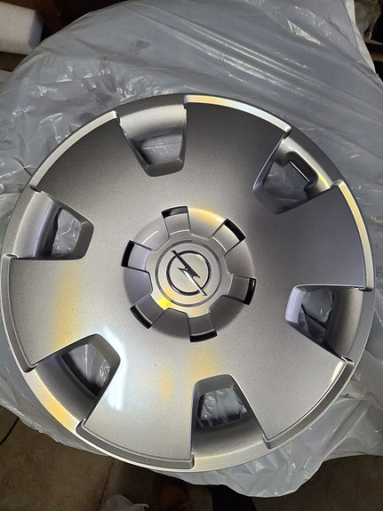 UUDET Opel GM 16" pölykapselit (4 kpl) – Alkuperäispakkauksessa