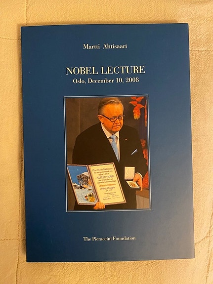 Martti Ahtisaari - signeerattu kirja + lisähintaan Esa Riipan grafiikka