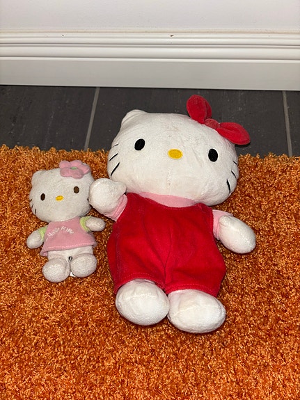 Kaksi hello kitty pehmolelua