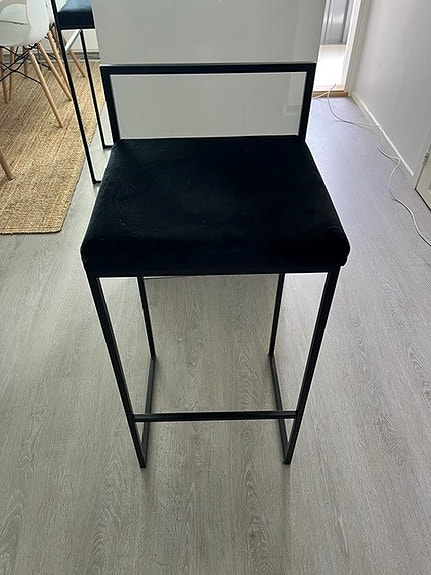 Baaripöytä 130x60 cm + 2 baarijakkaraa, valkoinen korkeakiilto