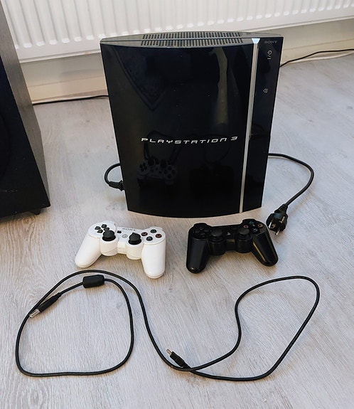PS3 pelikonsoli ja ohjaimet.