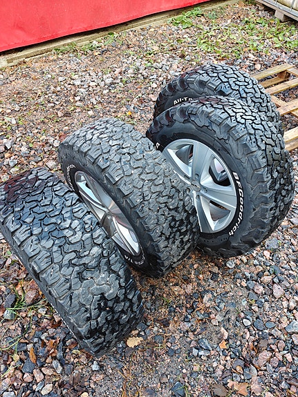 Myydään Amarokin renkaat vanteineen