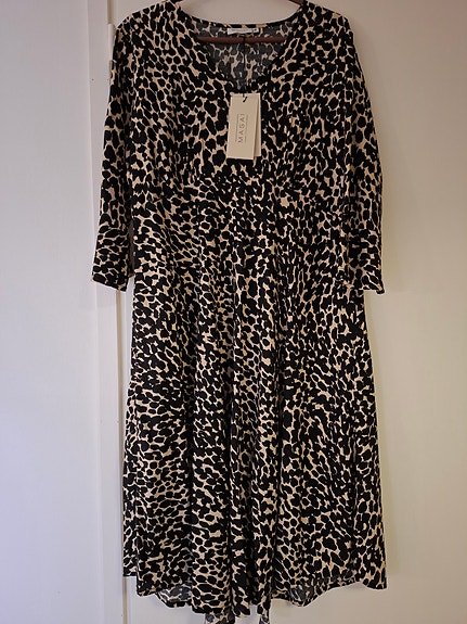 Käyttämätön tyylikäs mekko