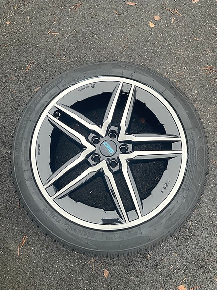 Polestar/volvo uudet talvirenkaat vanteilla 245/45 R19