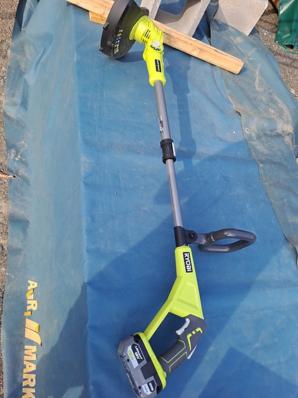 Ryobi akku ruohotrimmeri.