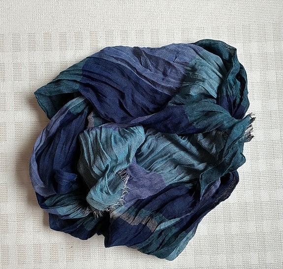 Iso sininen ruudullinen huivi