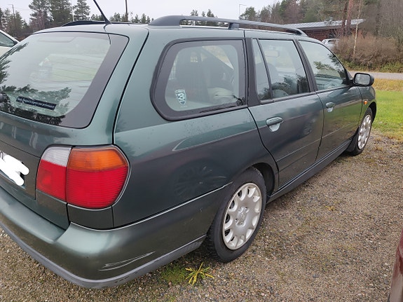 Varattu:Varaosiksi: Nissan Primera Farmariauto