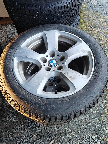 BMW E60/61 vanteet + 215/55R17 hyvät nastarenkaat