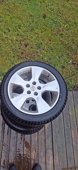 Talvirenkaat vanteilla 225/45/17