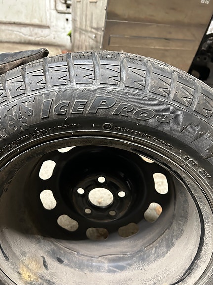 Skoda Octavian hyväkuntoiset nastarenkaat