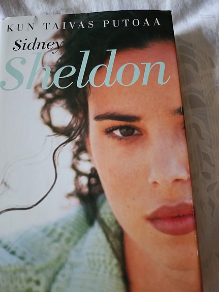 Sidney Sheldon Kirja Kun taivas putoaa