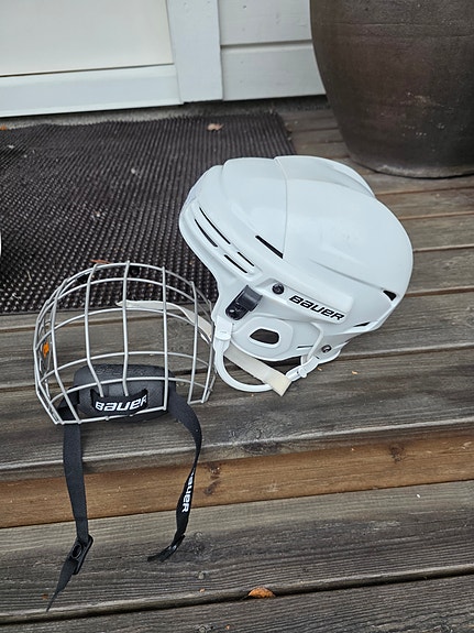 Bauer Jääkiekkokypärä + ristikko valkoinen