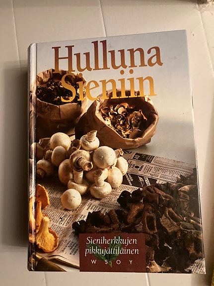 Hulluna Sieniin ja  Uusi Sienikirja  -kirjat