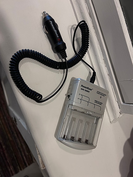 AA-paristolaturi tupakansytytinliitäntään