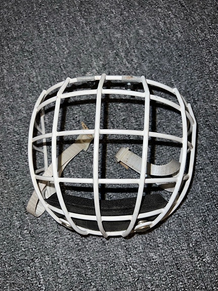 Jääkiekkokypärän ristikko