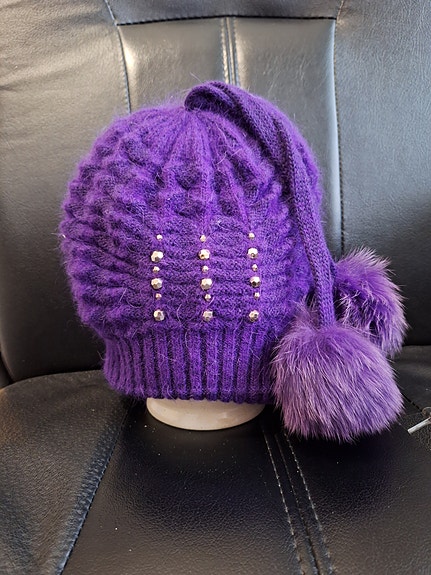 Myydään söpö violetti tupsu pipo