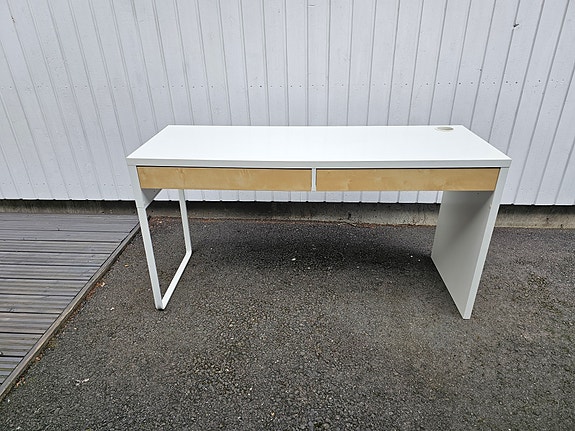 IKEA työpöytä valkoinen puulaatikoilla