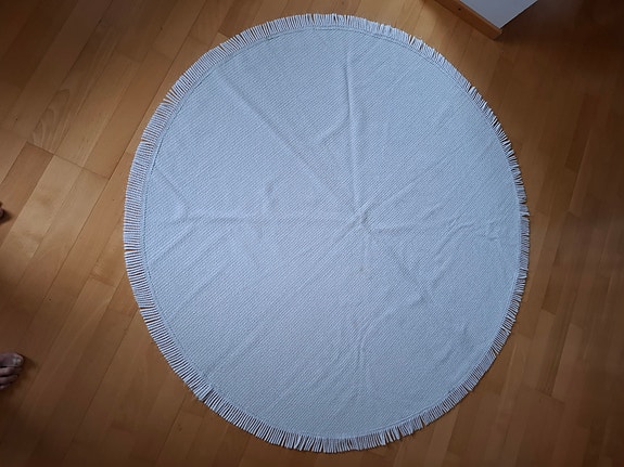 Valkoinen pyöreä pöytäliina