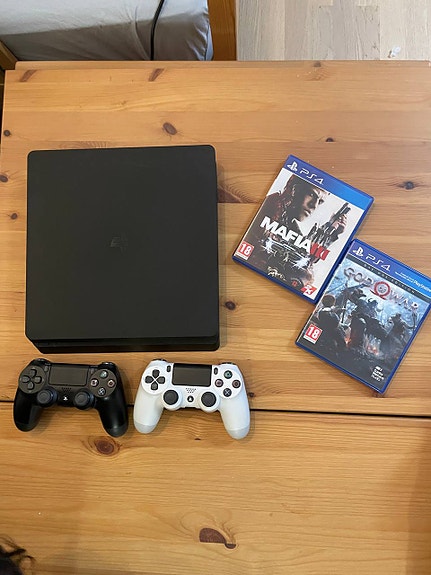 Sony PlayStation 4 + 2 controllers + 4 games