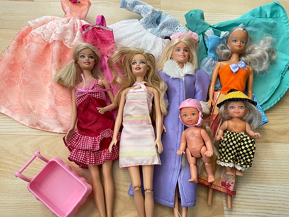 Barbie-nuket ja vaatteet