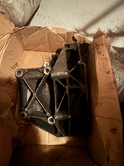 BMW e39 ilmastointi pumpun kannake