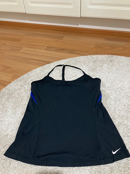 Nike urheilutoppi