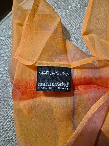 Marimekon Marja Sunan suunnittelema silkkihuivi