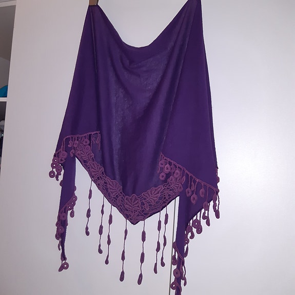 Purppuran värinen kolmio liina