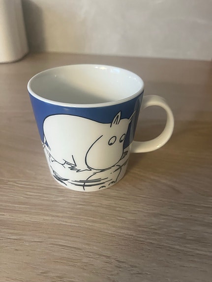 Muumimuki Muumipeikko jäällä