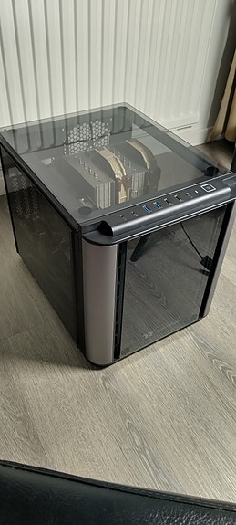 Itse kasattu mATX pöytäkone ilman kiintolevyä ja Acer VG248 pelinäyttö
