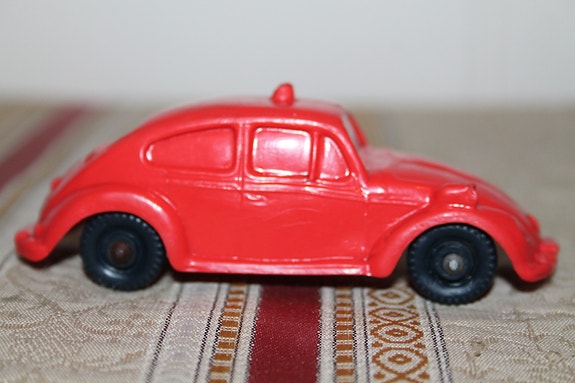 60-luku kuminen Volkswagen Kupla 1200 Beetle Volkkari vanha leikkiauto kumiauto