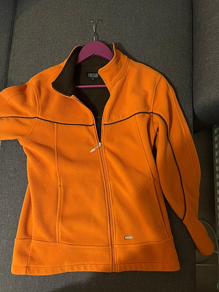 Premoda fleece-takki 40, oranssi, vetoketjullinen.
