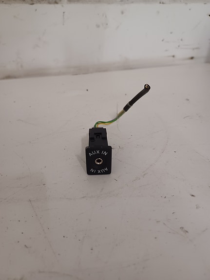 VW Golf 2009-2014 1.2 TSI Mittaristo USB/AUX liitin 5M0035724