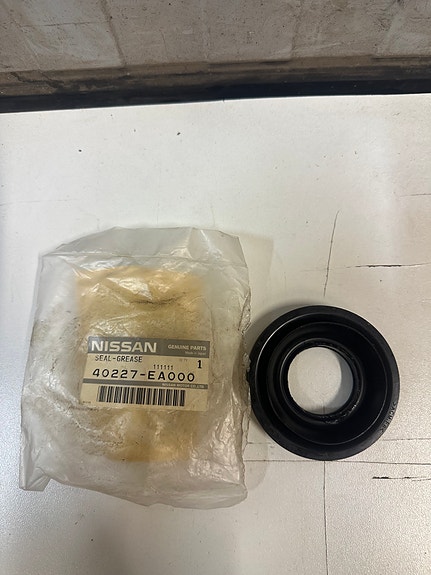 Nissan Navara Pathfinder Tiivisterengas vetoakseli Alkuperäinen