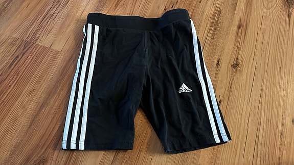 Adidas treenisortsit