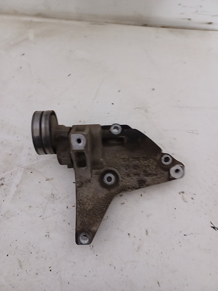 VW Golf 2009-2014 1.2 TSI Laturin kiinnike 03F260885