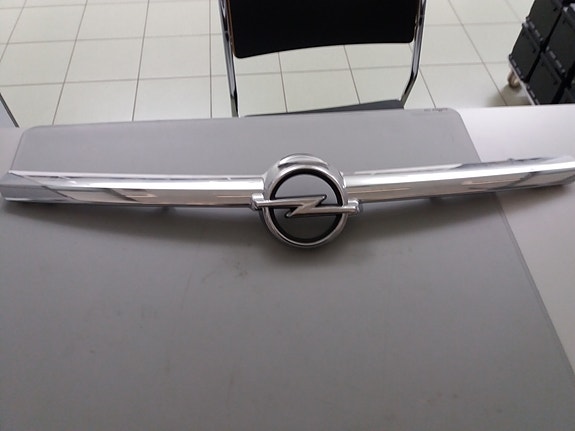 Jäähdyttimen säleikön kromilista Opel Corsa-C / Corsa-C Combo