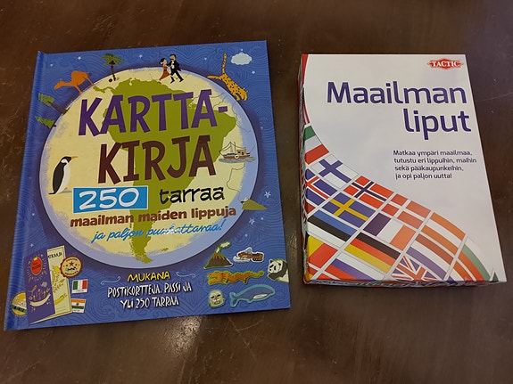 Tactic Maailman liput lautapeli & Karttakirja : 250 tarraa