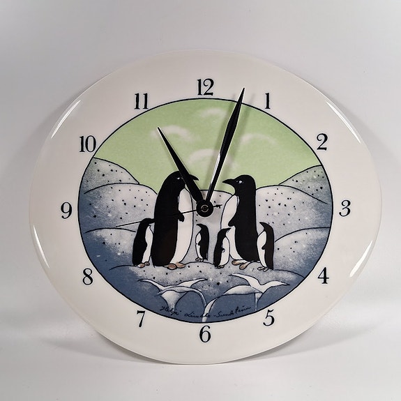Seinäkello, Pingviini-aihe, design Heljä Liukko-Sundström