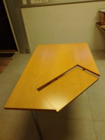 Säädettävä tietokonepöytä