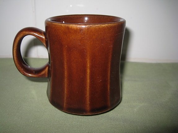 Vanha ruskea muki