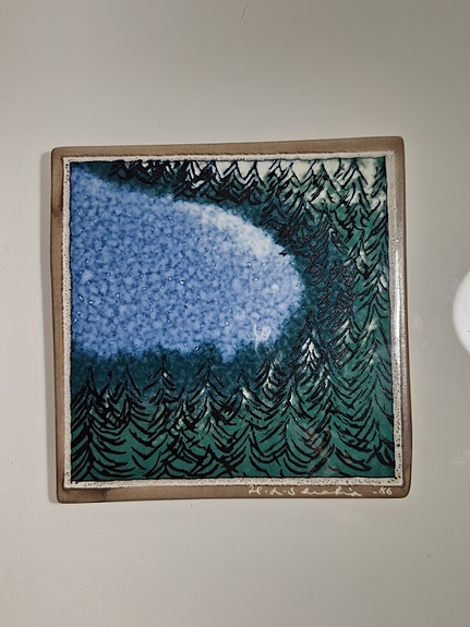Arabia, Heljä Liukko-Sundström, seinälaatta, Metsä, vuodelta 1986