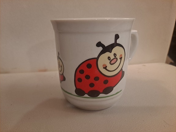 Lasten muki leppäkerttukuvioilla