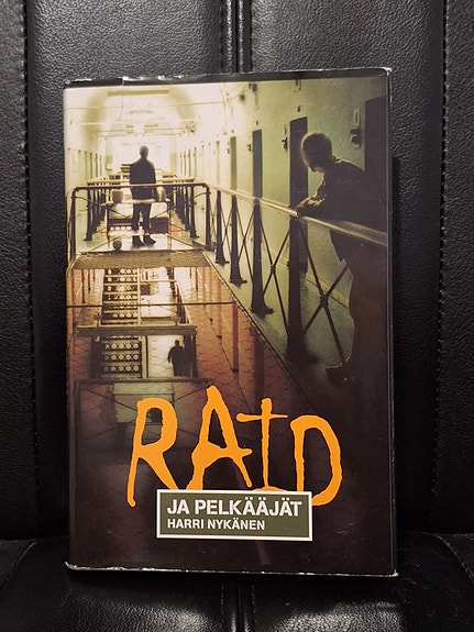 Myydään Raid ja pelkääjät -kirja